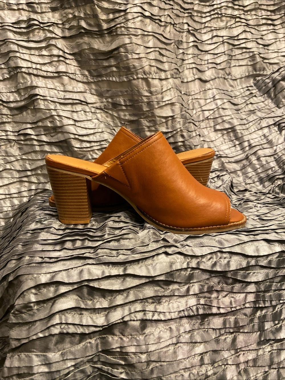 Old Navy Tan Open-Toe Slide Mules - Picture 2 of 12